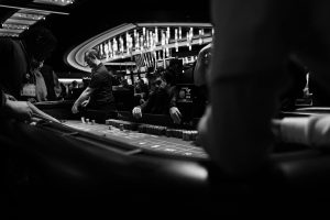 Người chơi kiểm tra bảo mật tài khoản casino online trên điện thoại
