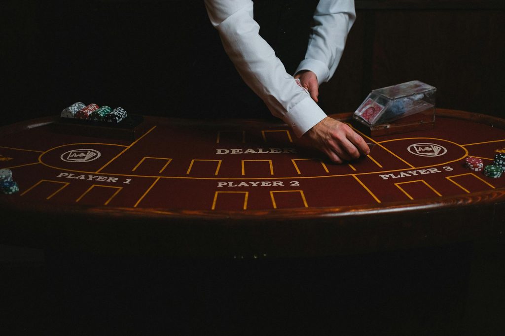 Bàn baccarat với chip cược và bài được chia cận cảnh
