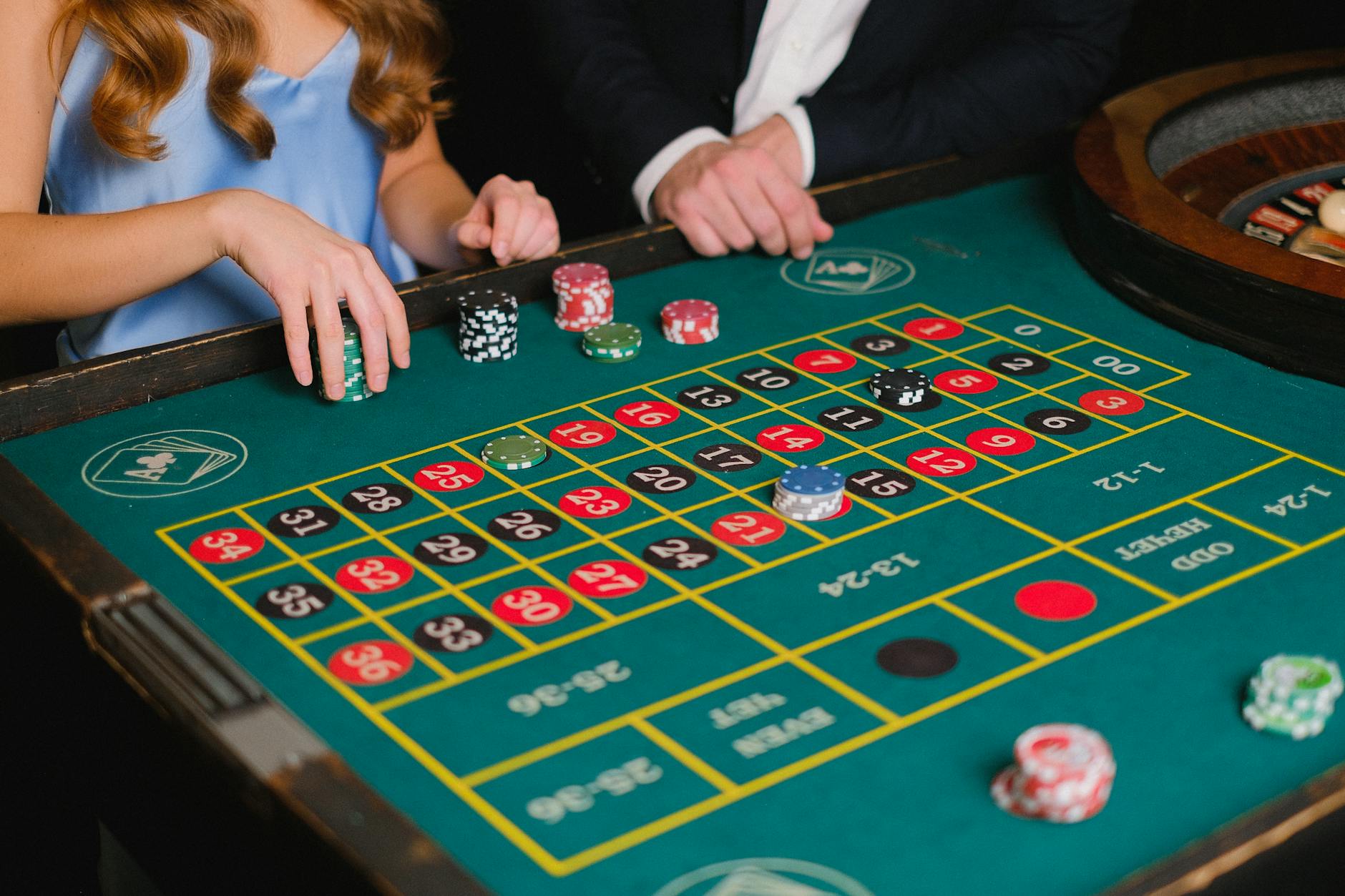 Bàn casino với chip và roulette trong không gian giải trí