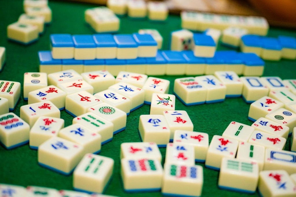 Giao diện slot phong cách mạt chược với các ô biểu tượng vàng