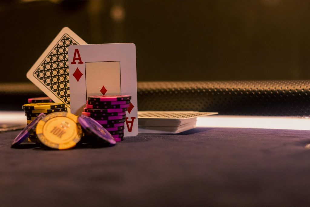 Hình minh họa bảo mật khi chơi poker online với bài, chip và máy tính