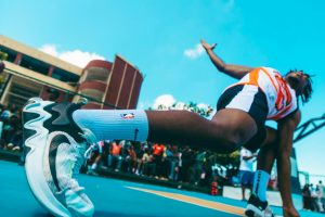 Pha tranh bóng đầu trận NBA thể hiện nhịp độ nhập cuộc hiệp 1