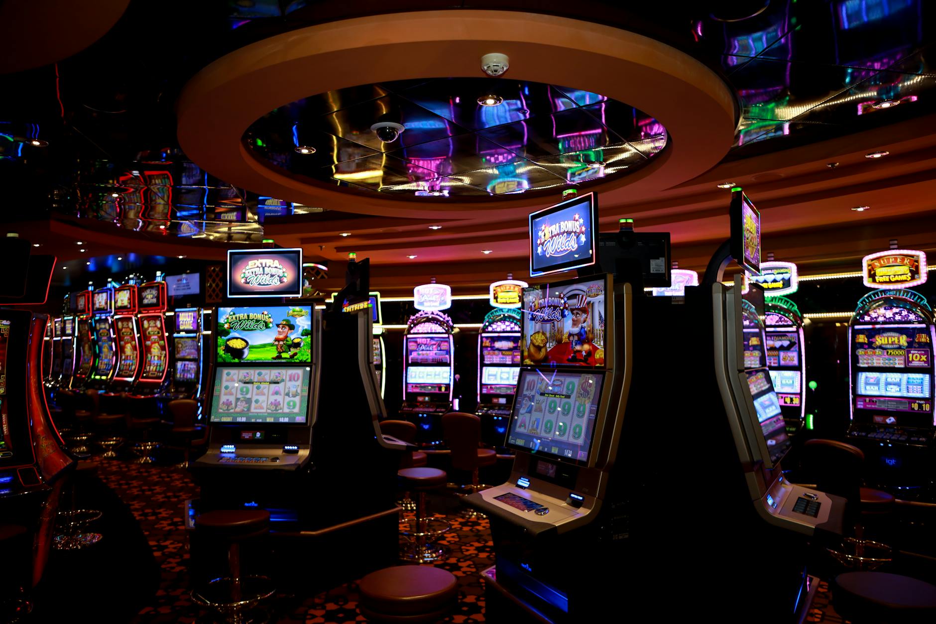Giao diện game nổ hũ online với nhiều biểu tượng và hiệu ứng sinh động