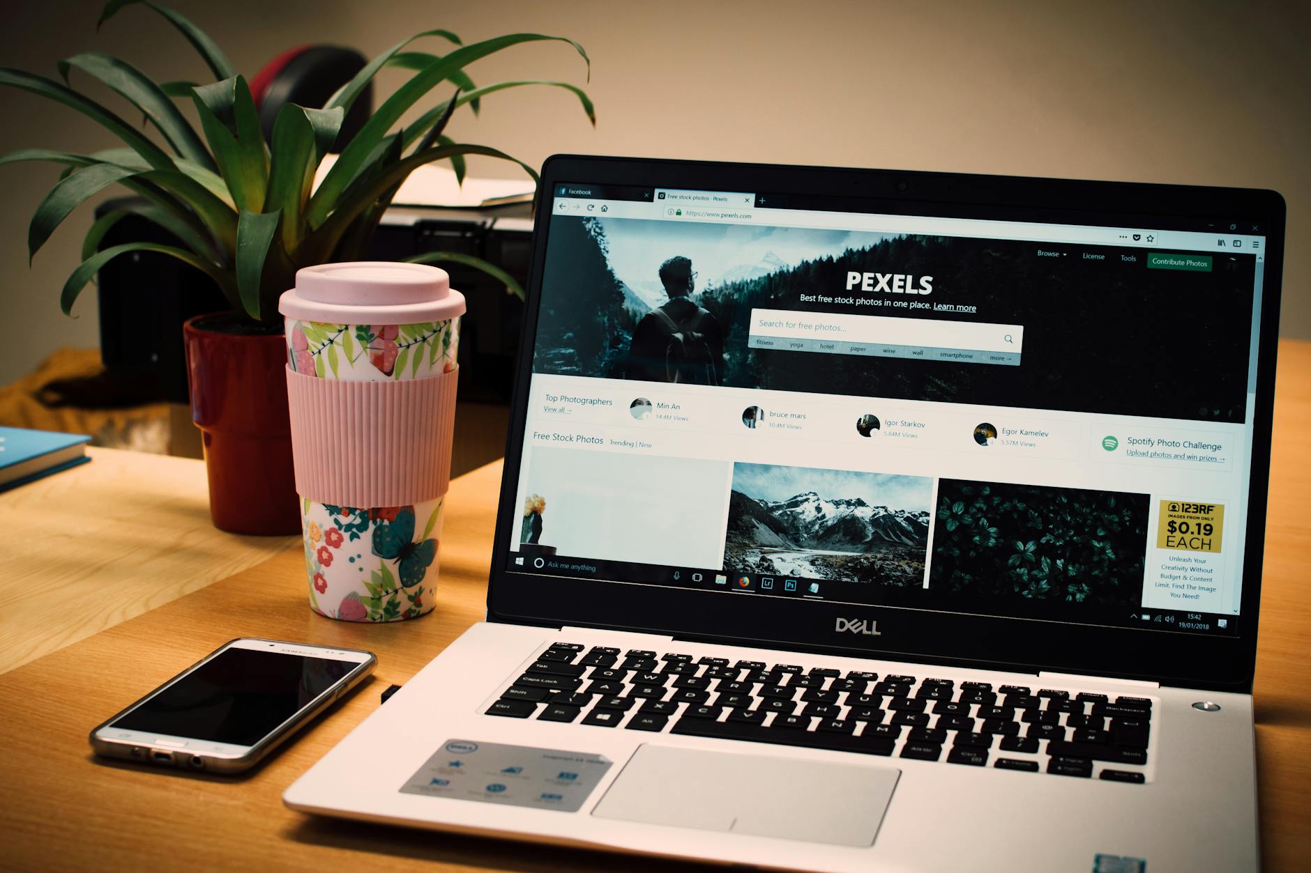 Màn hình laptop hiển thị cảnh báo về website giả mạo và pop-up lạ